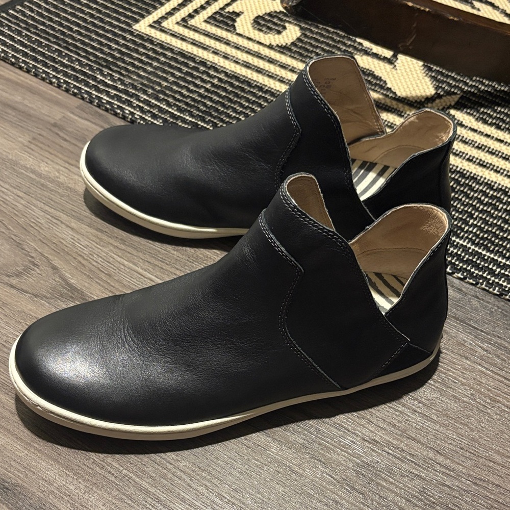 Like New Taos Unity Sneaker Boots - Size 9.5